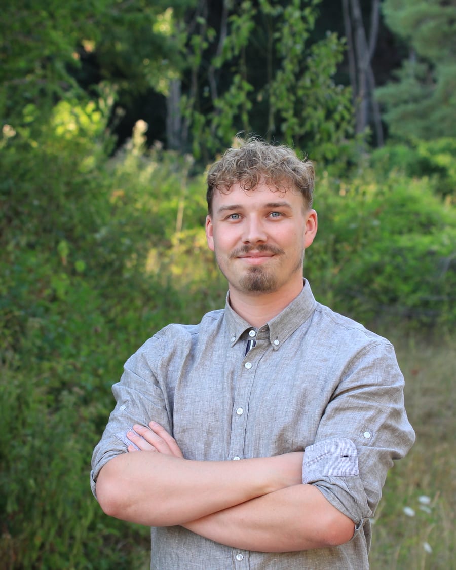 Josua Schmitt, Elektrotechnikermeister, vor grüner Eifel-Landschaft
